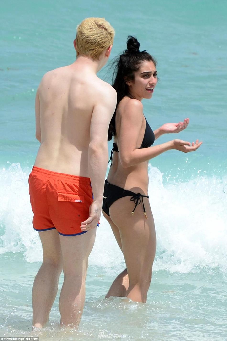 Con gai Madonna dien bikini anh 5