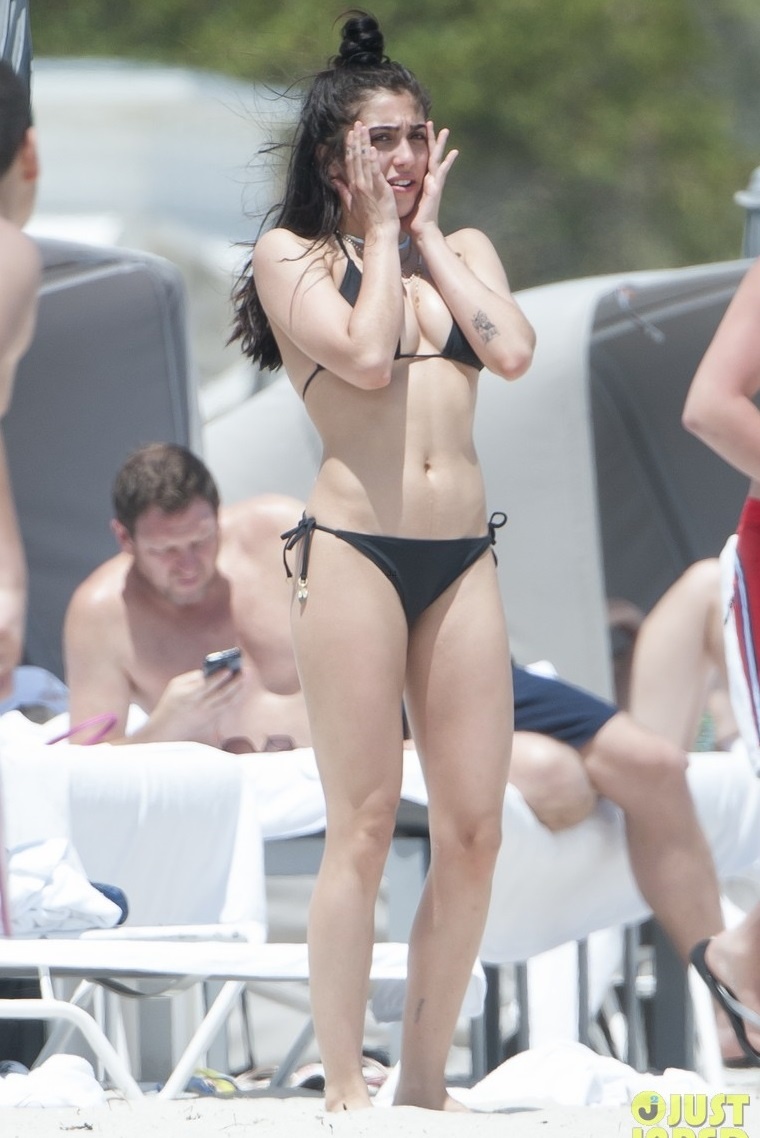 Con gai Madonna dien bikini anh 4