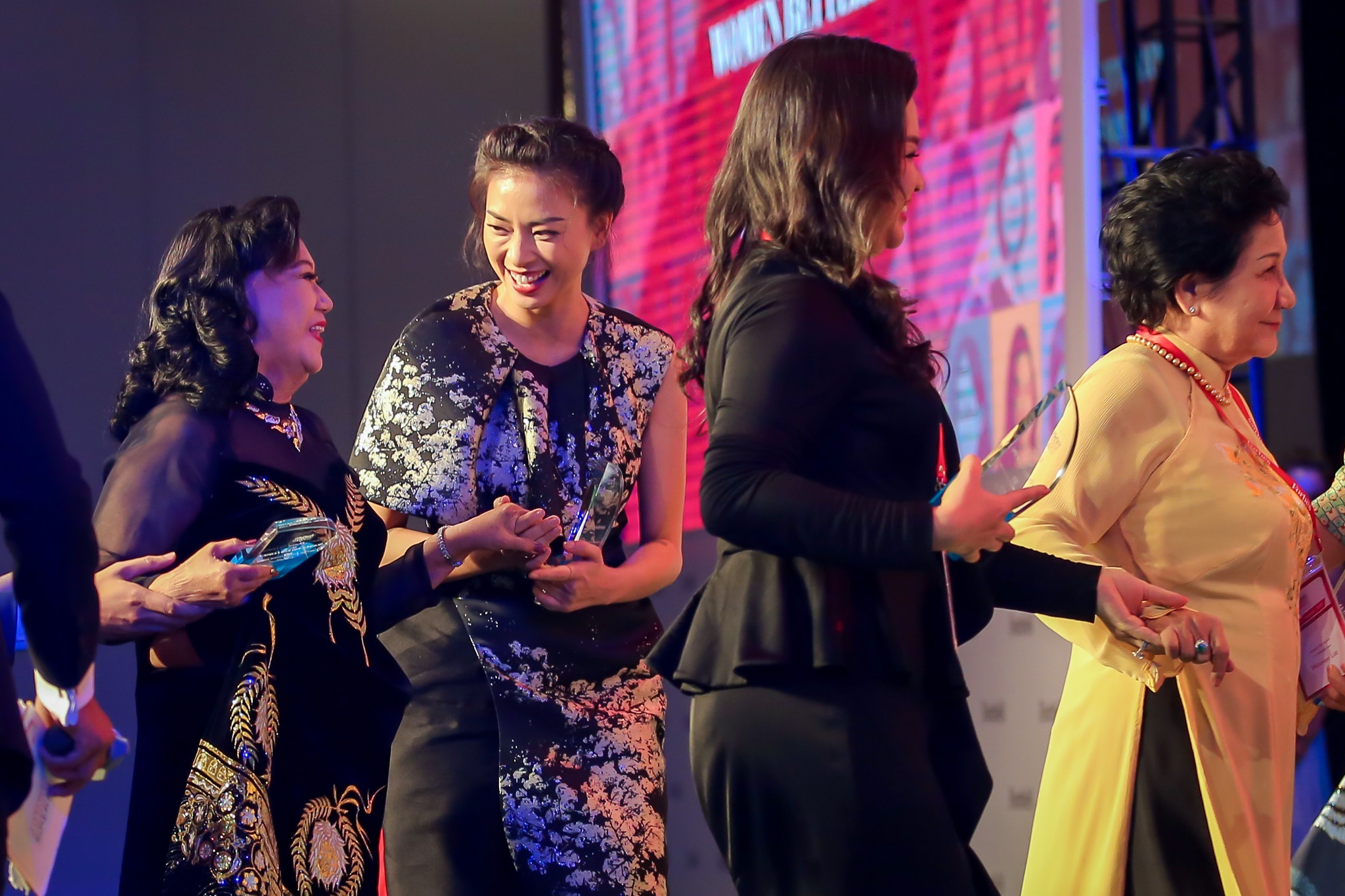 Dong Nhi,  Ngo Thanh Van Forbes anh 8