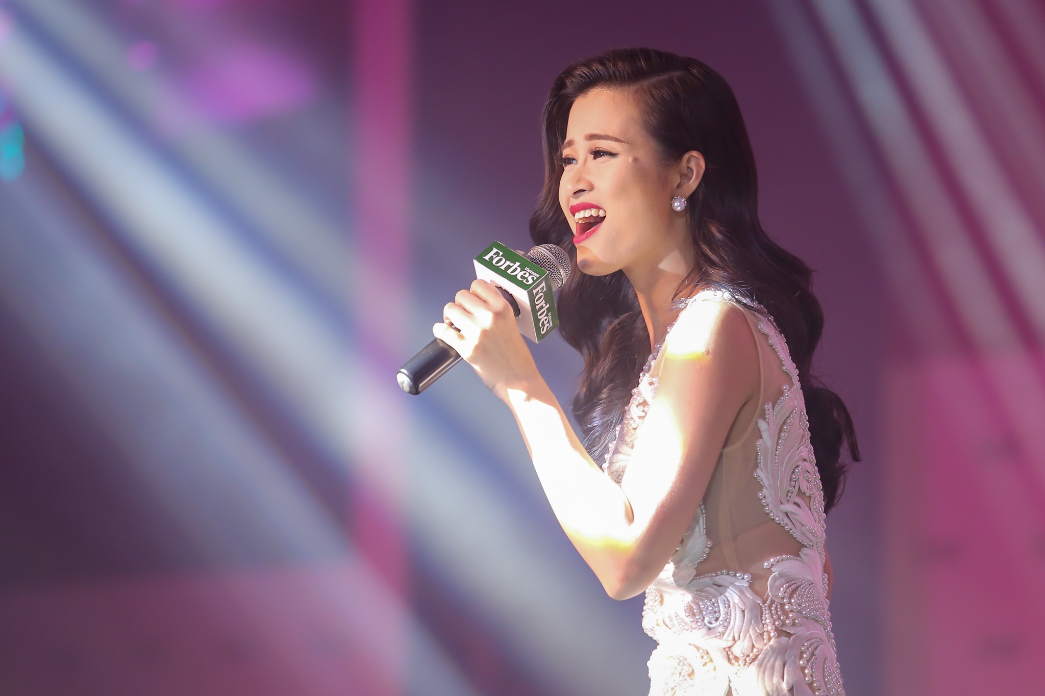 Dong Nhi,  Ngo Thanh Van Forbes anh 4