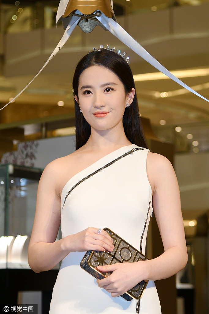 Luu Diec Phi mac vay bo,  di giay cao got giua tin anh 3