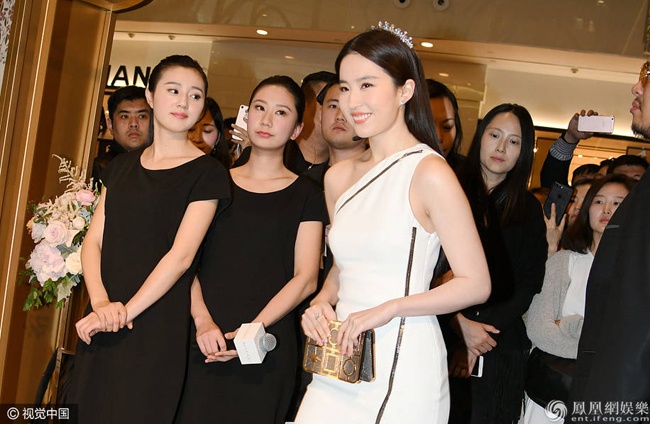 Luu Diec Phi mac vay bo, di giay cao got giua nghi van mang bau hinh anh