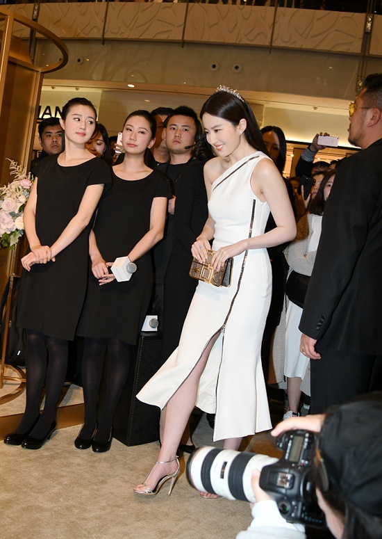 Luu Diec Phi mac vay bo,  di giay cao got giua tin anh 2