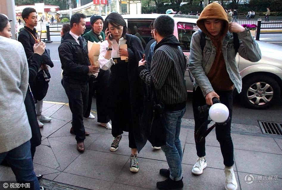 Anh hau Trung Quoc bi truyen thong bao vay sau khi lo clip ngoai tinh hinh anh