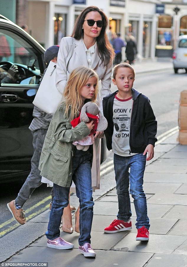 Angelina Jolie mặc con gái để bảo mẫu đánh đập ảnh 1 Angelina Jolie mac con gai de bao mau danh dap anh 1