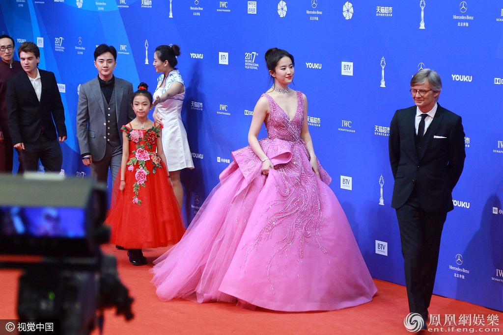 Luu Diec Phi lo beo tren tham do anh 1