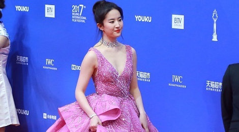 Luu Diec Phi dien vay khoet co sau tren tham do LHP Bac Kinh hinh anh