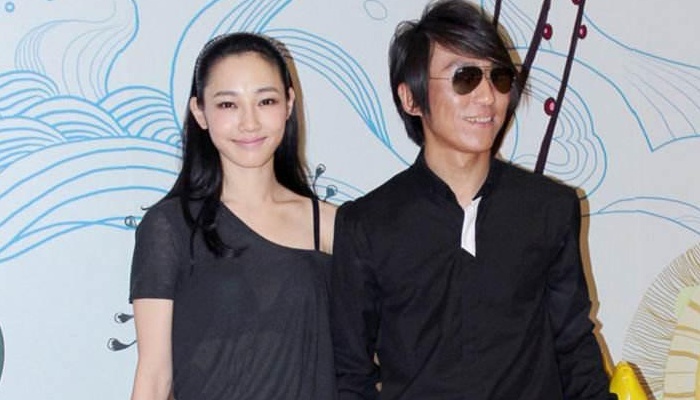 Anh hau Trung Quoc cap trai tre va chong cong khai ly hon hinh anh