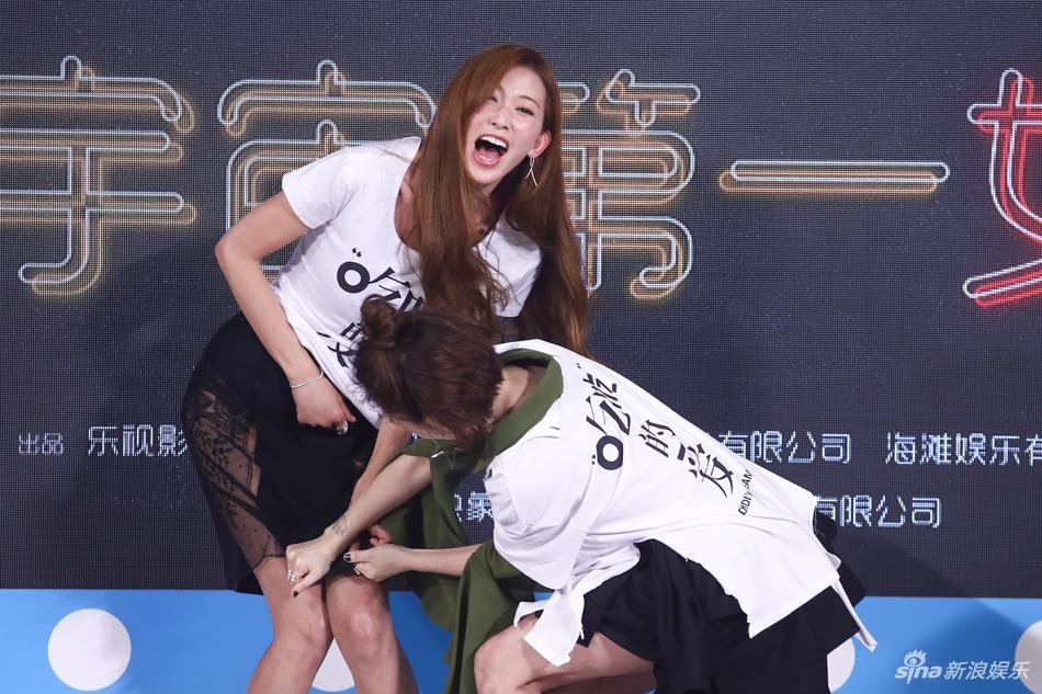 MC Tieu S bi chi trich vi tut vay Lam Chi Linh tren truyen hinh hinh anh