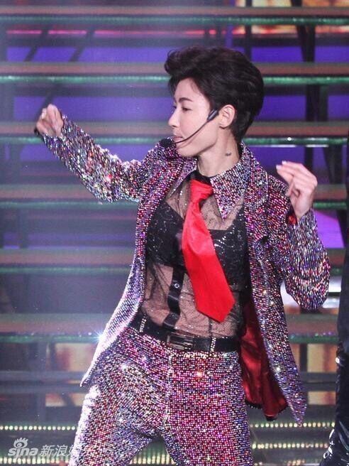 Trương Bá Chi hóa thân Trương Quốc Vinh ảnh 2 Truong Ba Chi hoa than Truong Quoc Vinh anh 2