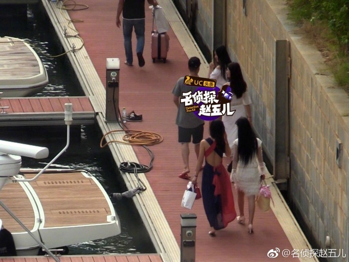 Ly A Bang du lich voi gai anh 1