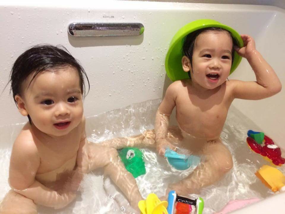 Cap sinh doi hon mot tuoi nha Lam Chi Dinh hut fan vi dang yeu hinh anh