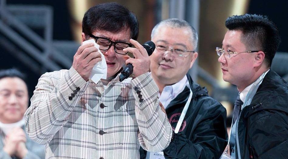 Thanh Long khoc khi thua nhan bat hieu voi me hinh anh