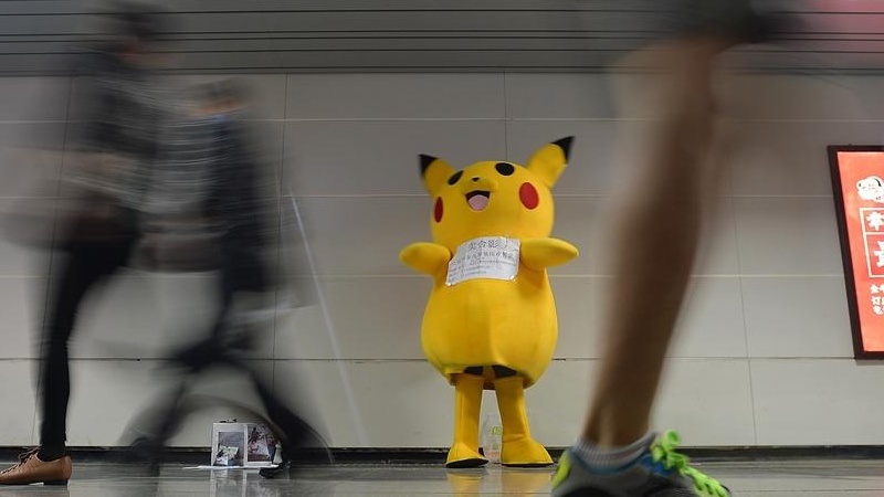 Mau nam 9X gia Pikachu o ga tau kiem tien chua benh cho con hinh anh