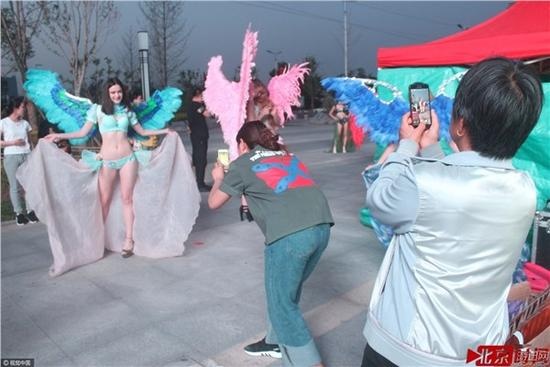 Nguoi mau bi thay do giua pho anh 3