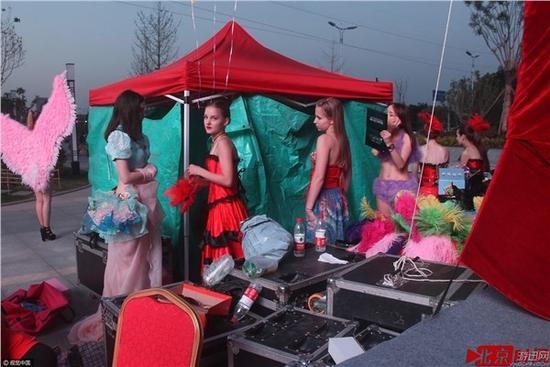 Nguoi mau bi thay do giua pho anh 2