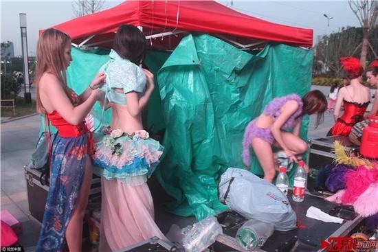 Dan nguoi mau quoc te phai thay noi y giua pho hinh anh