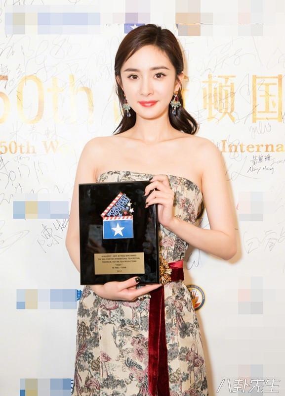 Duong Mich nhan giai thuong quoc te anh 1