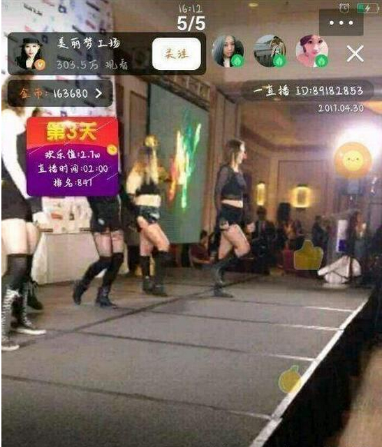 Duong Mich nhan giai thuong quoc te anh 2