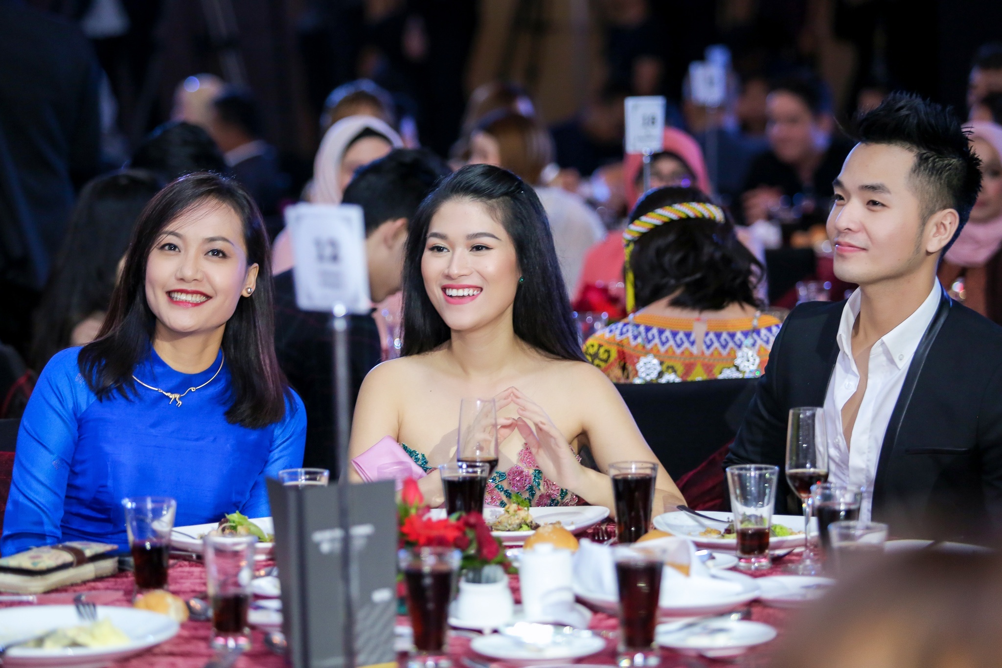 Chân Tử Đan dự thảm đỏ cùng Hồng Ánh ảnh 11 Chan Tu Dan du tham do cung Hong Anh anh 11