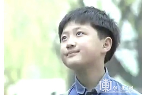 Sao nhí Trung Quốc móc thùng rác kiếm ăn ảnh 2 Sao nhi Trung Quoc moc thung rac kiem an anh 2