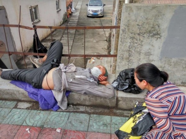 Sao nhi gia the TQ mot thoi song canh boi thung rac kiem an o tuoi 35 hinh anh