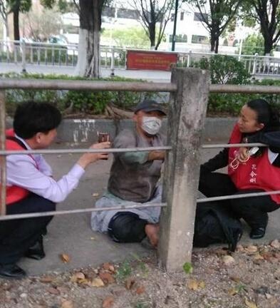 Sao nhí Trung Quốc móc thùng rác kiếm ăn ảnh 3 Sao nhi Trung Quoc moc thung rac kiem an anh 3