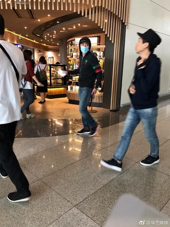 Lâm Tâm Như và Hoắc Kiến Hoa đi chùa cầu an ảnh 2 Lam Tam Nhu va Hoac Kien Hoa di chua cau an anh 2