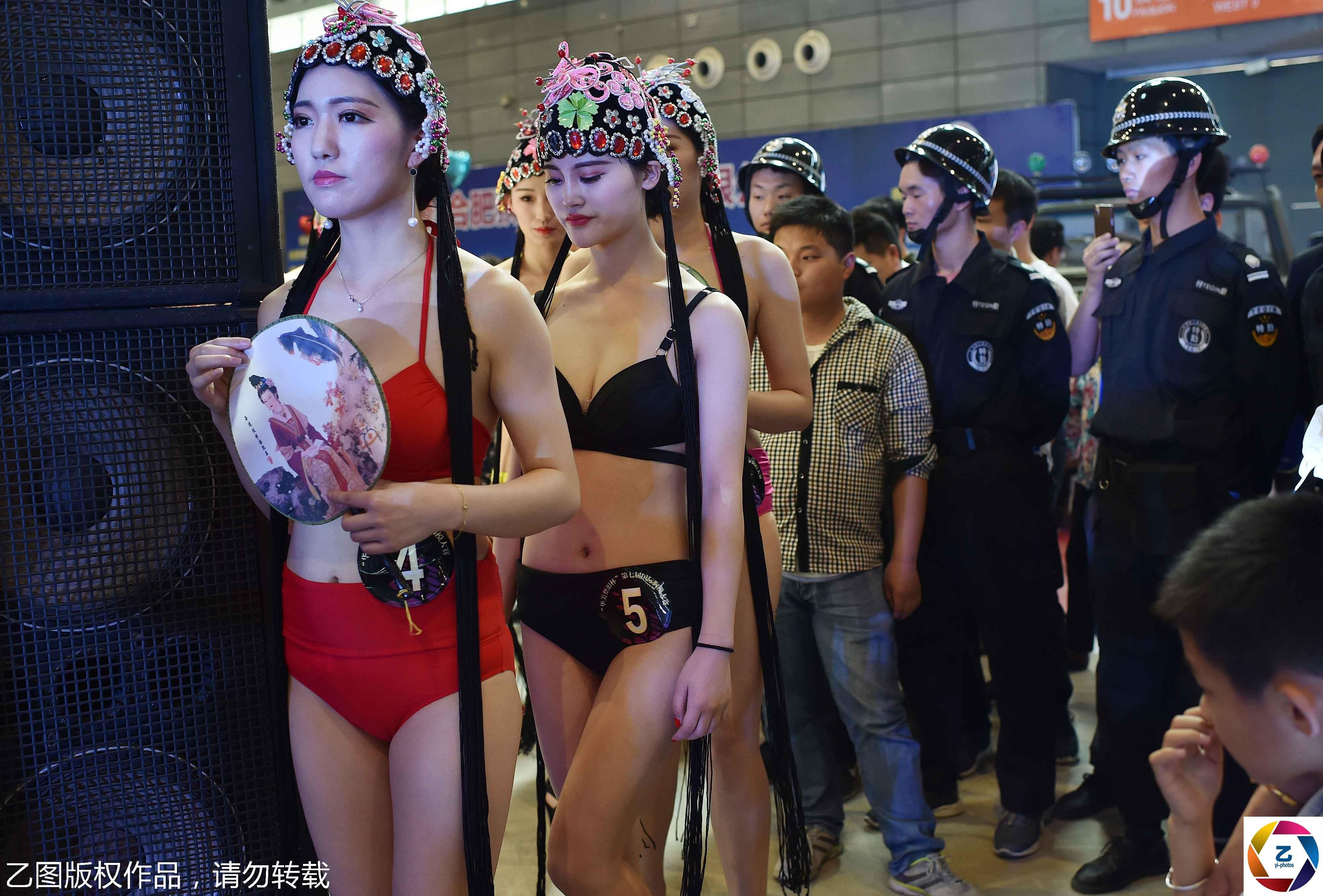 Cuoc thi sac dep TQ ket hop bikini va co trang, bi che phan van hoa hinh anh