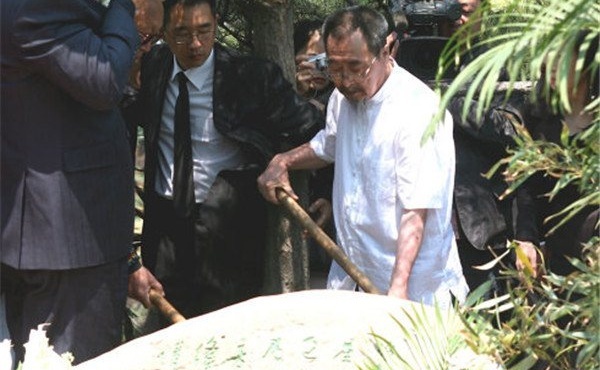 Khan gia khoc khi nhin anh cha gia lo hau su minh tinh 'Hong lau mong' hinh anh