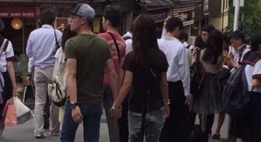 Lam Tam Nhu va Hoac Kien Hoa tay trong tay di du lich Nhat Ban hinh anh