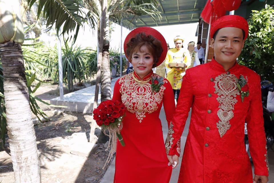 'Hot boy tra sua' cuoi o que, ruoc dau bang xe sang hinh anh