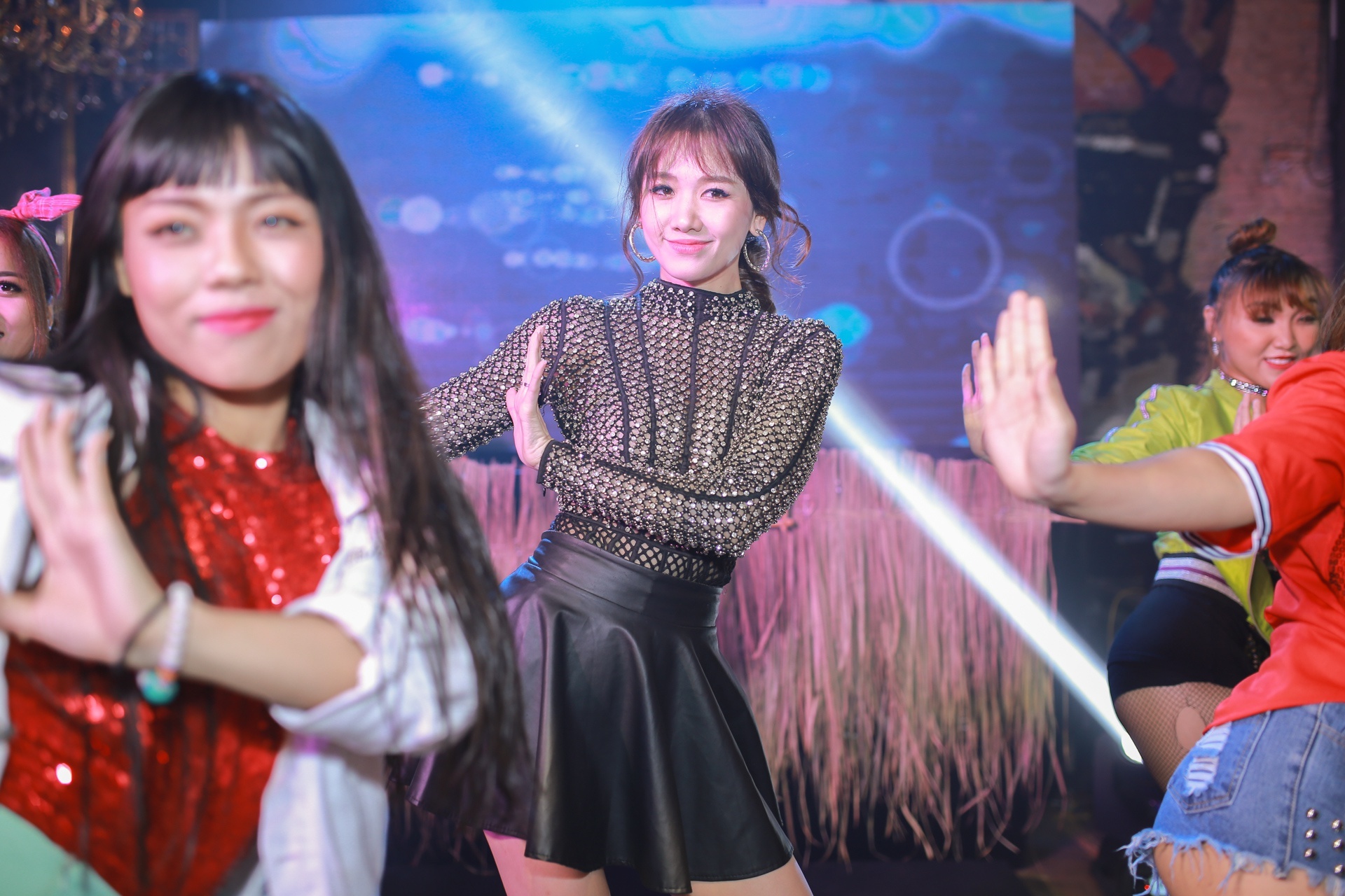 Dan sao 'Em chua 18' tay bat mat mung khi hoi ngo anh 10