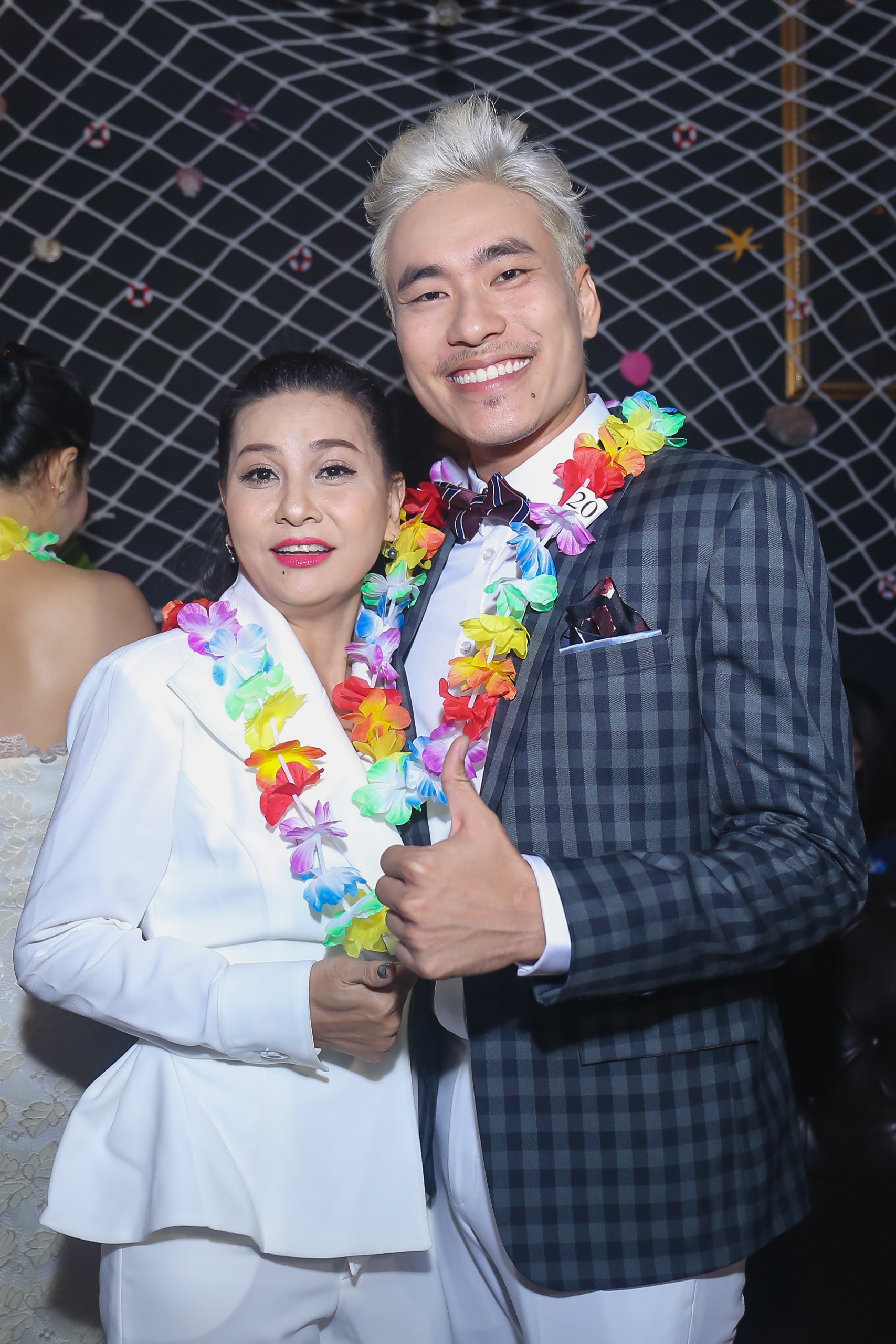 Dan sao 'Em chua 18' tay bat mat mung khi hoi ngo anh 2