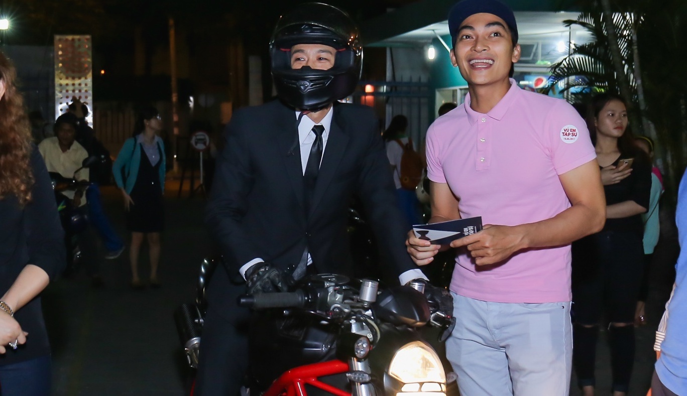 Sau tai nan, Johnny Tri Nguyen lai xe phan khoi lon di ra mat phim hinh anh