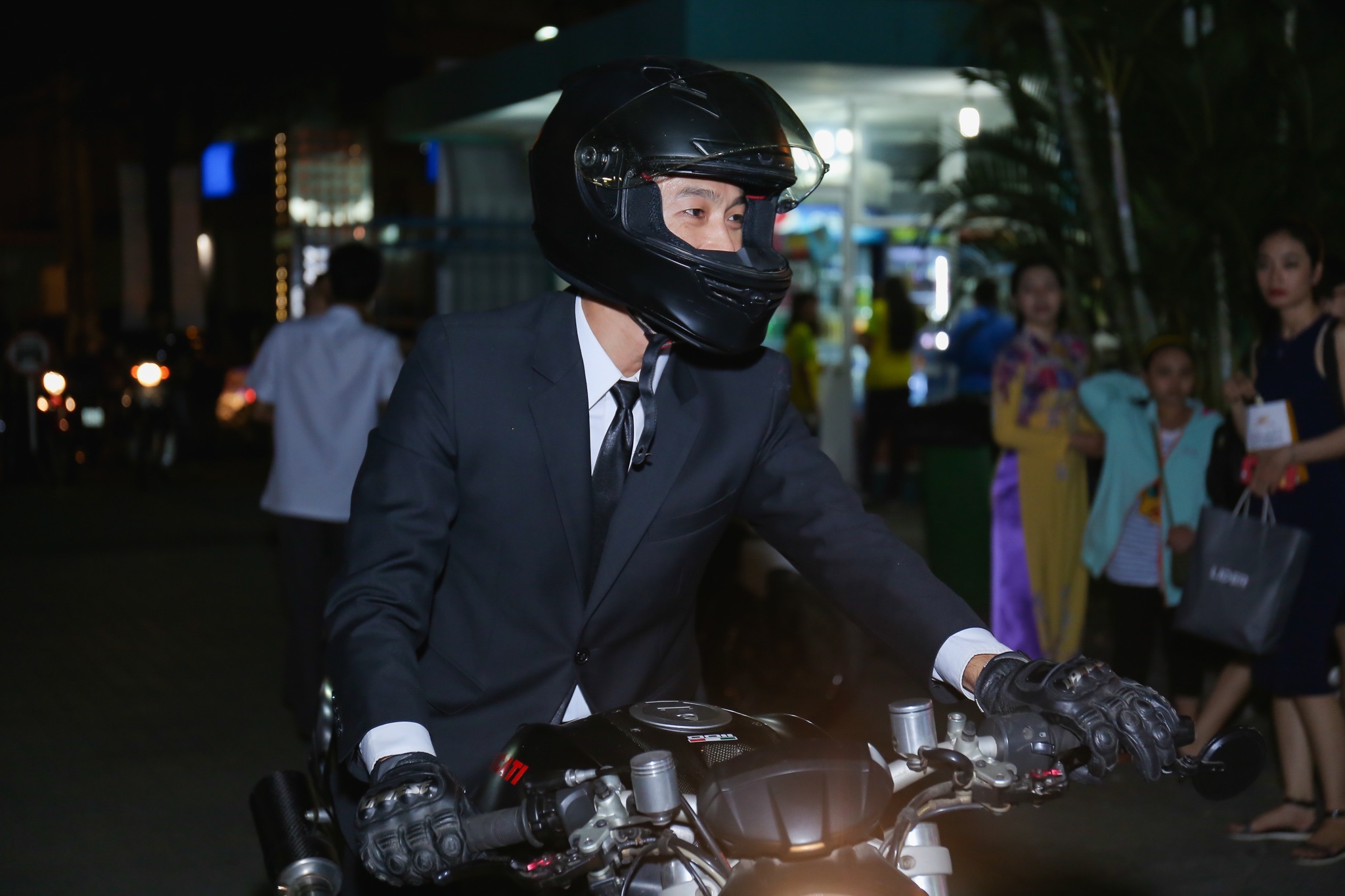 Johnny Trí Nguyễn sau tai nạn ảnh 1 Johnny Tri Nguyen sau tai nan anh 1