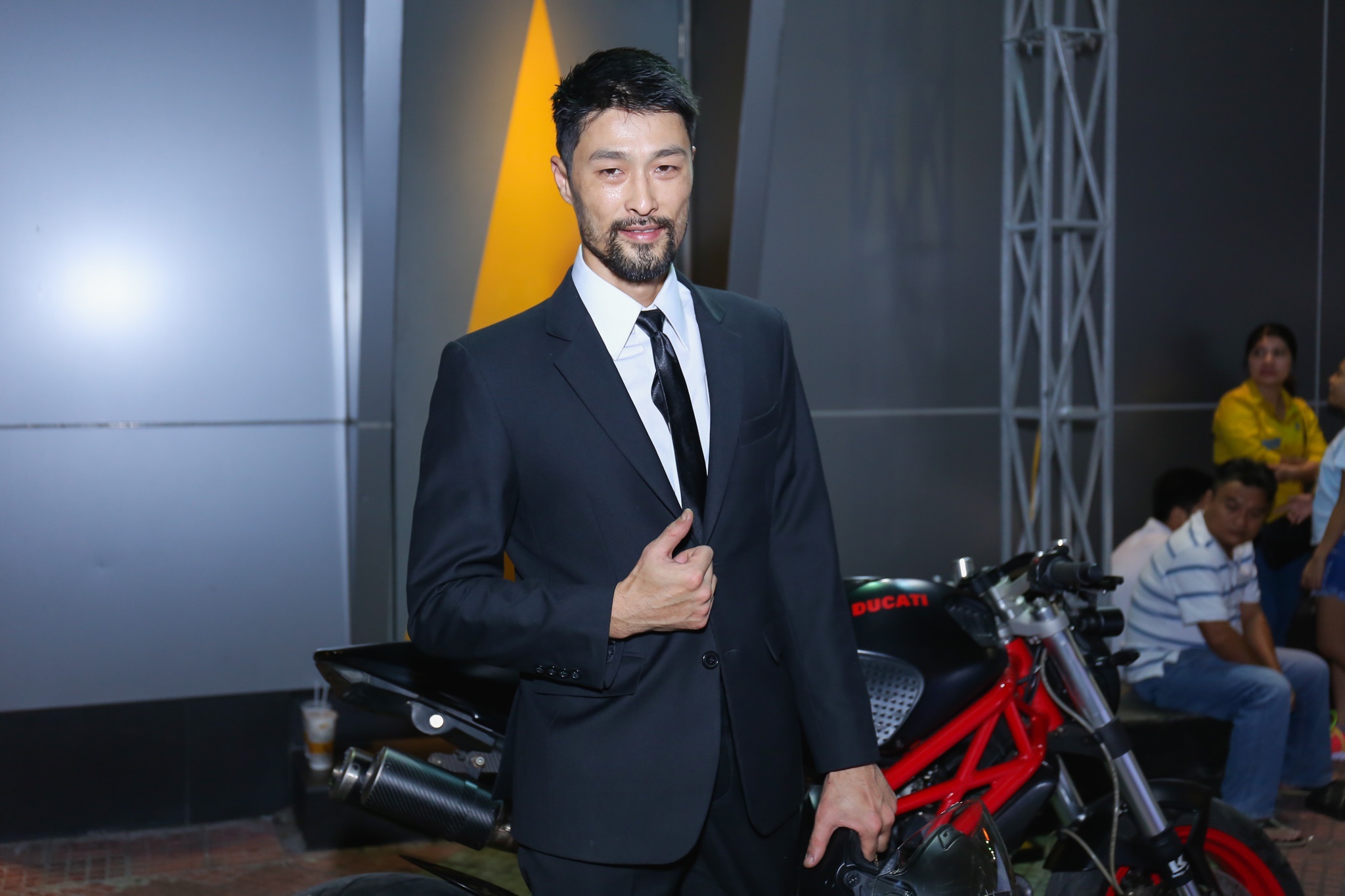 Johnny Trí Nguyễn sau tai nạn ảnh 3 Johnny Tri Nguyen sau tai nan anh 3