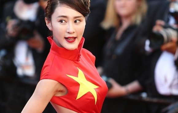 Sao hang B Trung Quoc mac vay quoc ky quet dat cui dau xin loi ca nuoc hinh anh