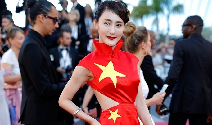 Sao nu Trung Quoc mac vay quoc ky quet dat o Cannes se bi phat nang hinh anh