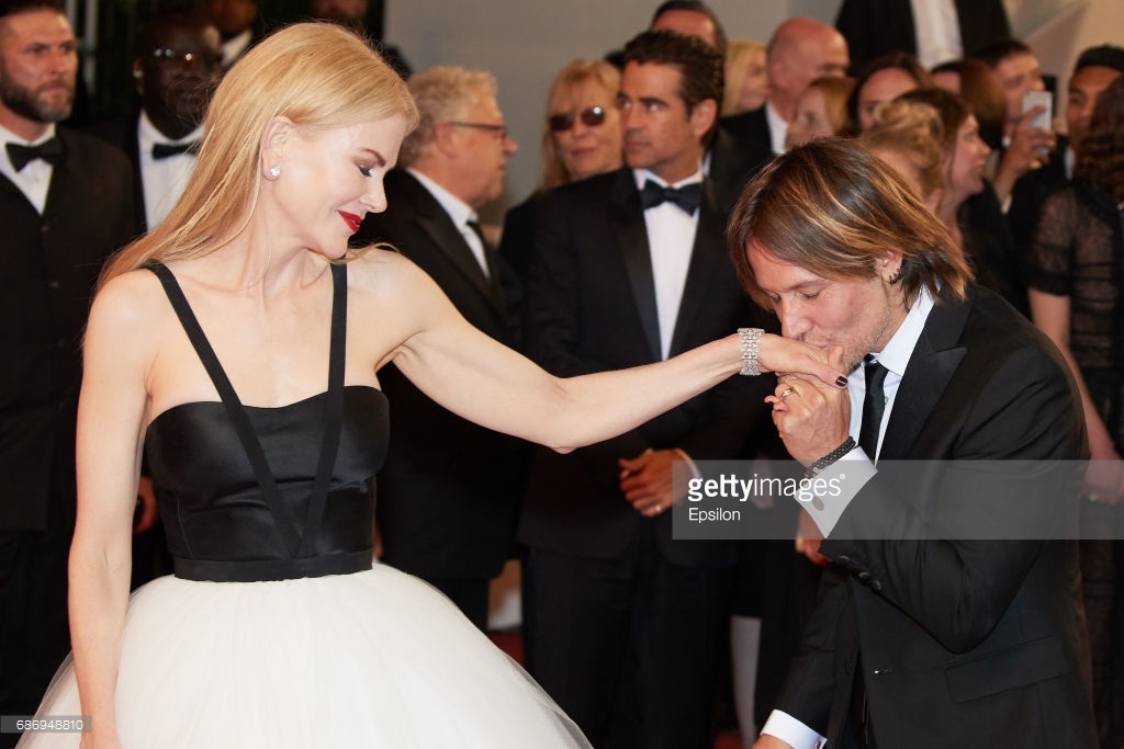 Ba cap doi 'dot nong' tham do Cannes ngay thu 6 hinh anh