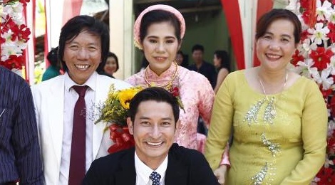 Nghe si Viet di xuong du le cuoi dao dien 51 tuoi va vo kem 25 tuoi hinh anh