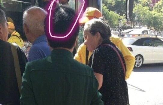 'Dung ma ma' Ly Minh Khai tuoi 81 chat vat xep cuoi hang len xe buyt hinh anh