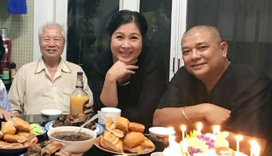 NSND Hong Van mung tuoi 51 ben gia dinh hinh anh