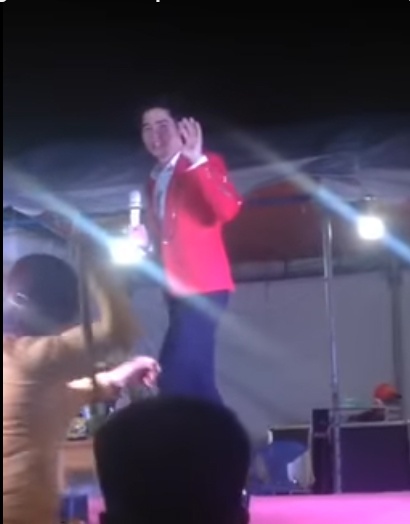 Lưu Chí Vỹ bị đánh chửi trên sân khấu ảnh 2 Luu Chi Vy bi danh chui tren san khau anh 2