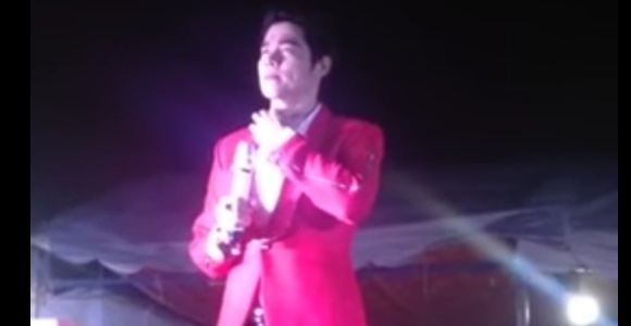 Luu Chi Vy bi chui mang va tat nuoc ngay tren san khau hinh anh