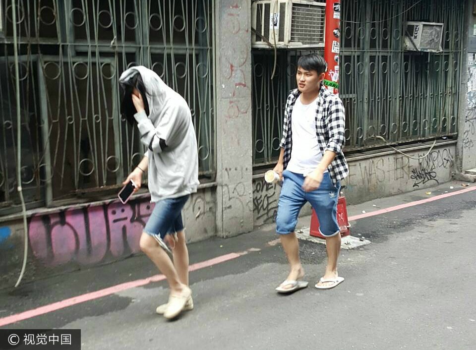 Tieu Thuc Than che mat khi ra pho voi ban trai tre anh 1