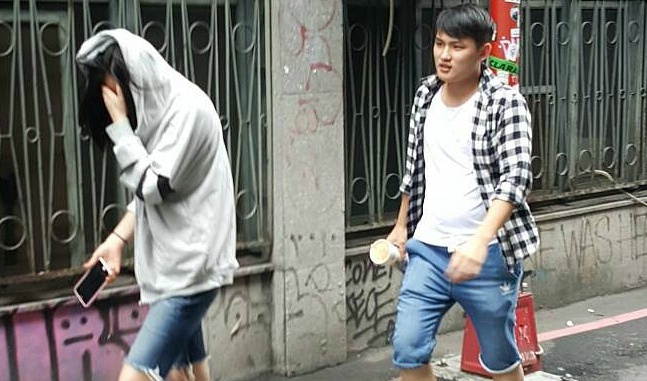 Sao nu 'Bich huyet kiem' che mat khi ra pho voi ban trai kem 15 tuoi hinh anh