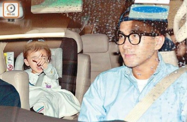 Con gai 3 tuoi nha Duong Mich kho chiu ra mat voi paparazzi hinh anh