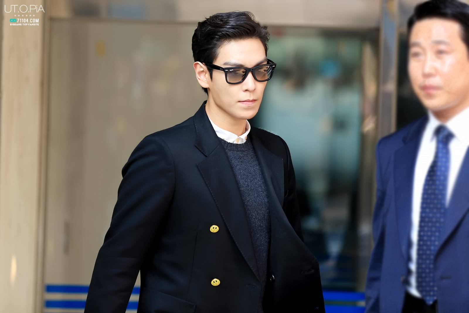 T.O.P su dung can sa anh 2