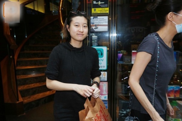 Con gái Thành Long lộ tay chi chít vết rạch ảnh 3 Con gai Thanh Long lo tay chi chit vet rach anh 3